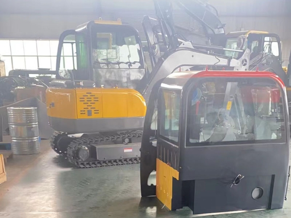 40度炎熱天氣高溫，國外客戶定制輪挖，附帶輔具貝殼斗，裝柜發貨