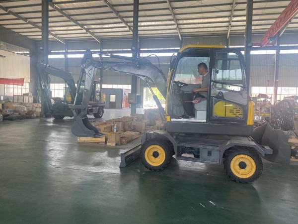 歡迎德州經銷商前來濟寧迅猛工程機械有限公司參觀試車