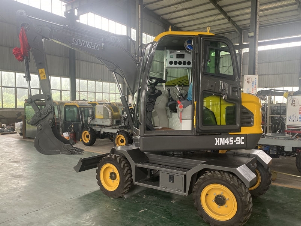 感謝菏澤鄆城客戶前來訂購爆款車型輪式45小挖機，所有工作已準備完成，靜等發車！